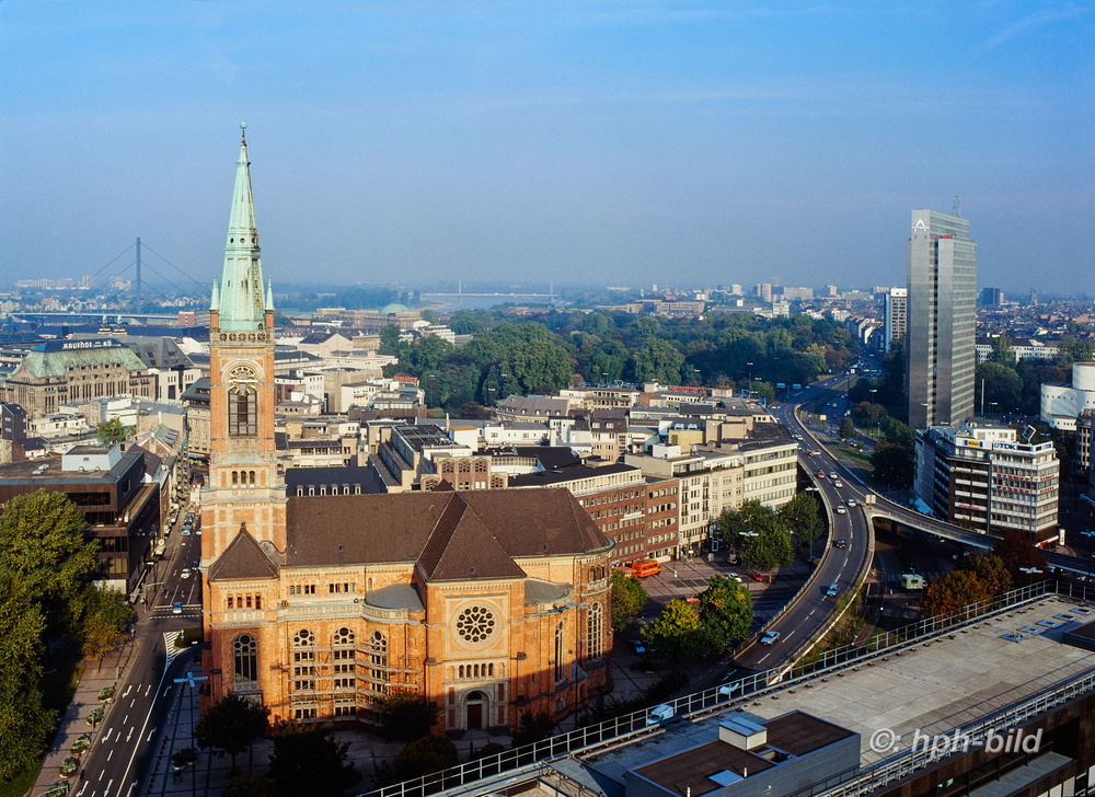 Blick vom Hochhaus am Platz-der-Deutschen-Einheit auf Johannes-Kirche und City
180301-26_HR.jpg