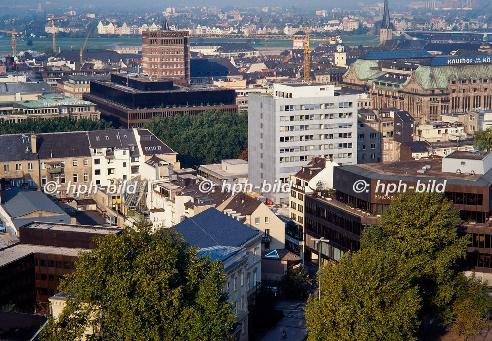 Blick aus dem Hochhaus am Platz-der-Deutschen-Einheit in Richtung City, Königsallee und Oberkassel 180411-09.jpg