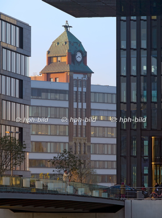 Uhrturm der Plange-Mühle im Medienhafen 111112-10u13.jpg