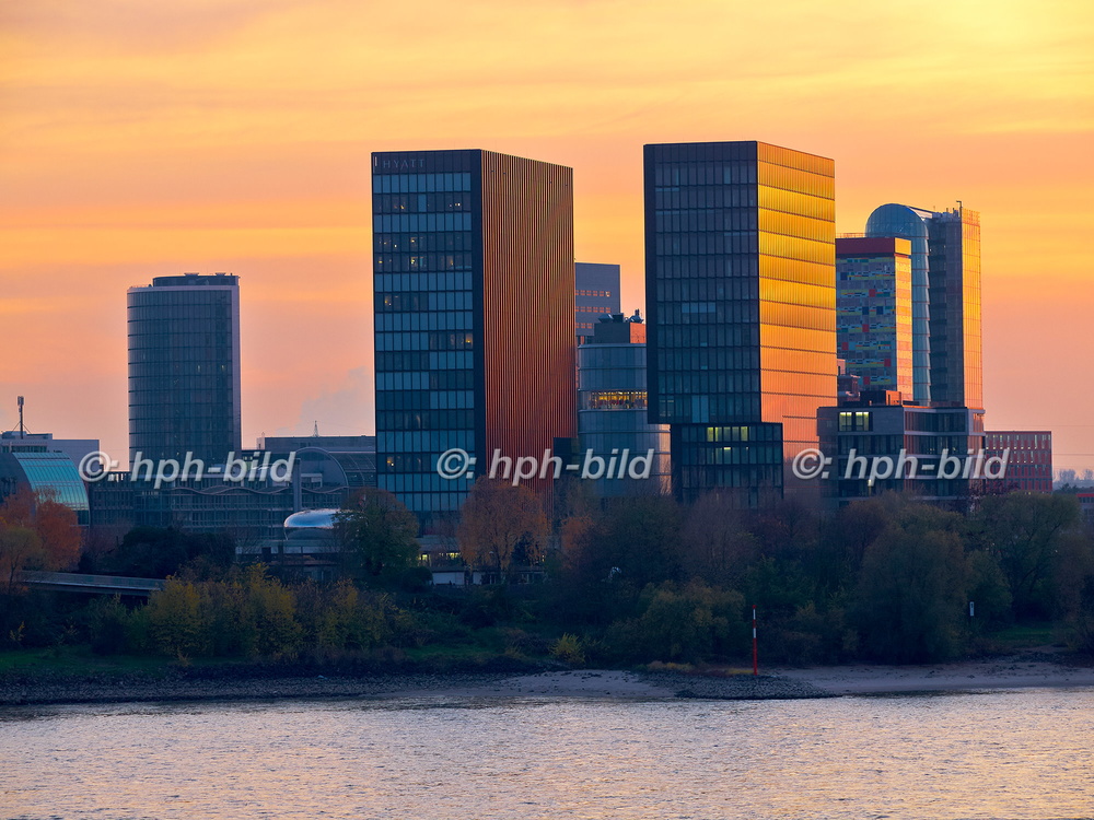 Blick auf Hochhäuser im Medienhafen 111119-17.jpg
