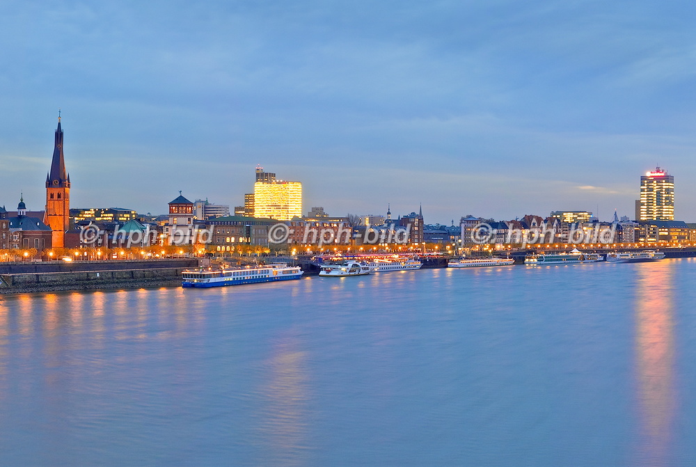 Winter in Düsseldorf
Rhein und Altstadt-Skyline abends 09-180.jpg