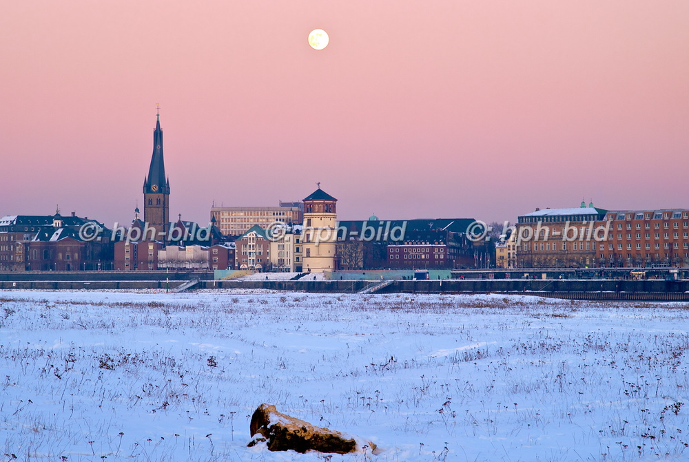 Winter in Düsseldorf
Rheinwiesen mit Altstadt und Mond 09-159.jpg