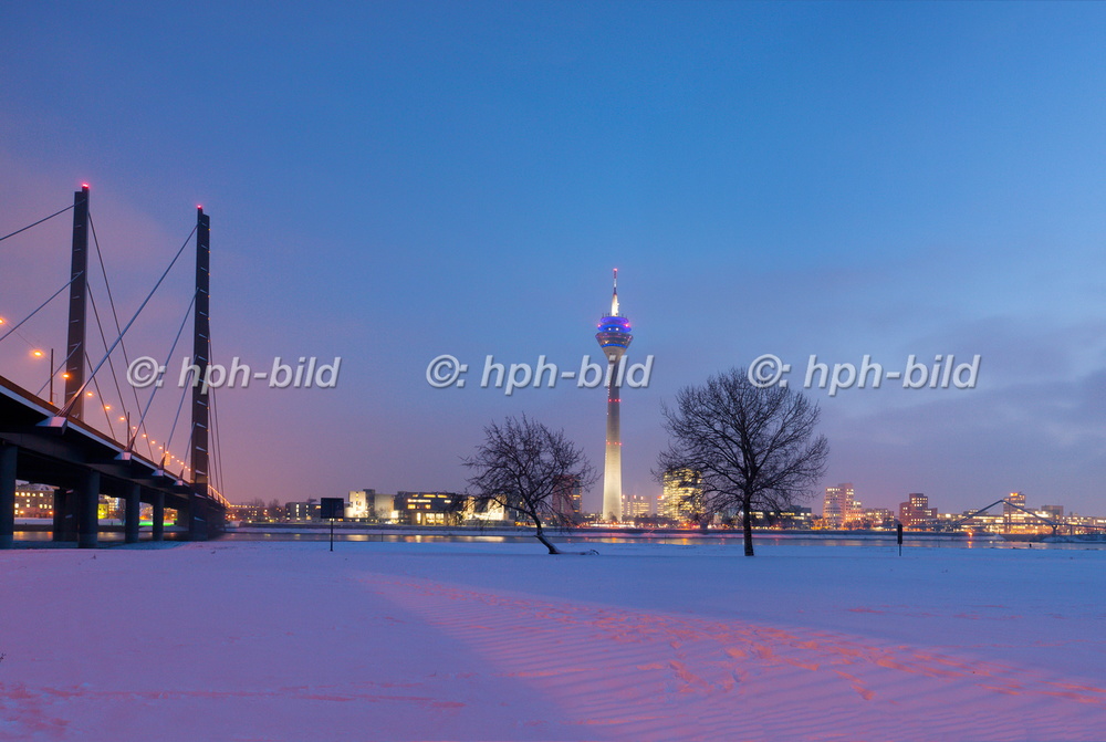 Winter in Düsseldorf
Rheinwiesen mit Kniebrücke und Medienhafen 10-143.jpg