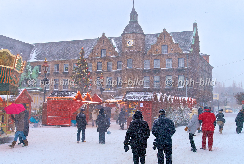 Winter in Düsseldorf
Weihnachtsmarkt am Rathaus 09-127.jpg