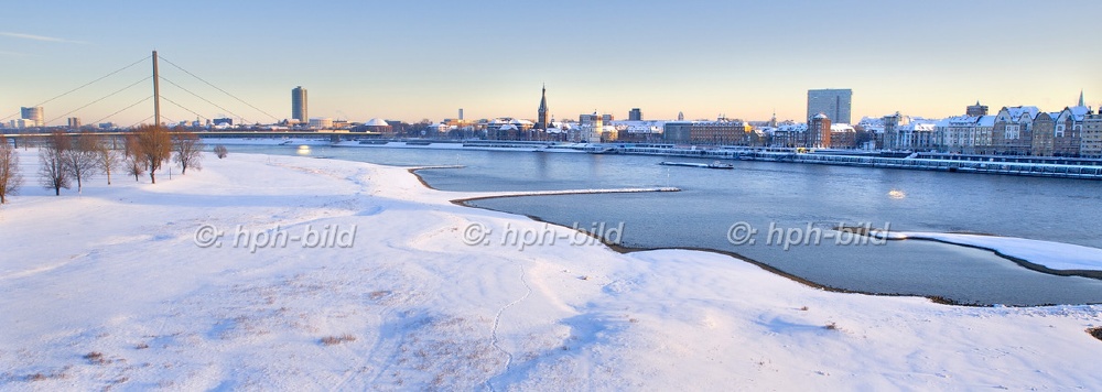 Winter in Duesseldorf
Skyline - Rhein und Altstadt DL 09-115.JPG