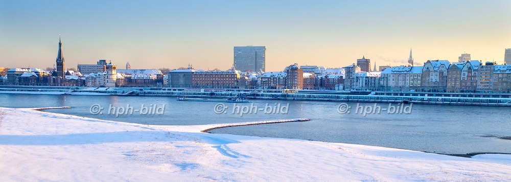 Winter in Düsseldorf
Skyline - Rhein und Altstadt DL 09-118.JPG