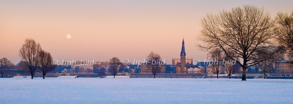 Winter in Düsseldorf
Rheinwiesen mit Altstadtskyline und Mond DL 09-158.JPG