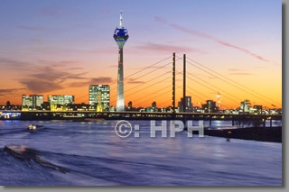 Dusseldorf-Skyline abends