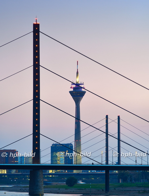 Blick von Golzheim auf Rheinbrücken, Rheinturm und Stadttor
XL-Foto: 4.650 x 6.150 Pixel 141003-51bs53.jpg